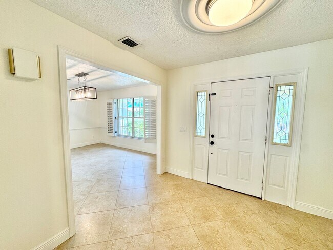 Building Photo - ** BERKSHIRE LAKES ** 3 BED + DEN / 2.5 BA...