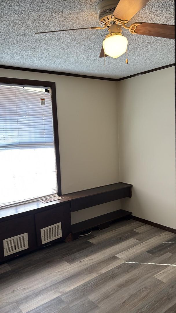 Building Photo - Fully Renovated 1/1 Available for Immediat...