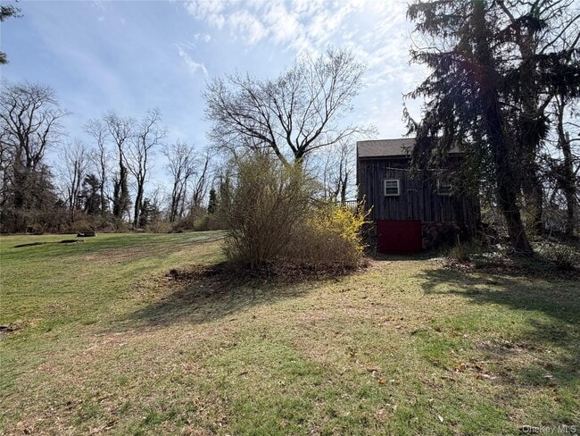 Building Photo - 327 W Neck Rd