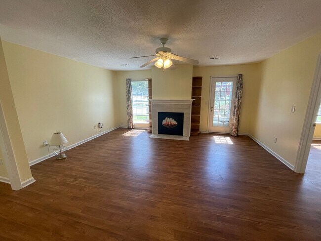 Building Photo - Nice Brick 3/2 House in Garden Lakes- $1,495