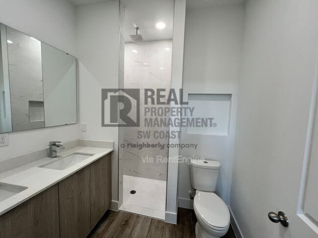 Building Photo - 1263 Hillcrest St E