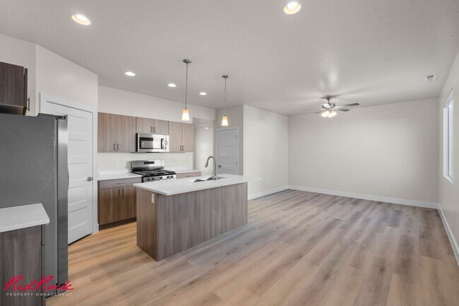 Building Photo - NEW 3 Bedroom Townhome in Washington!