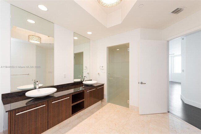 Building Photo - 2711 S Ocean Dr