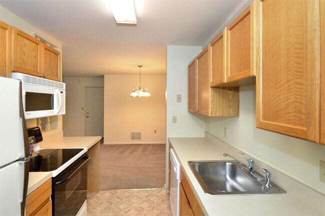 Building Photo - Two Bedroom Classic Style Apartment on the Second Floor/Walk-in Level