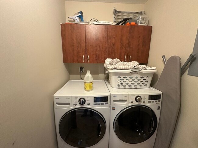 Building Photo - Stunning furnished 3-bedroom, 3-bathroom c...