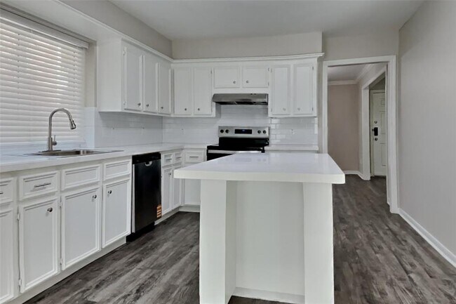 Building Photo - 1315 Forest Hollow Dr
