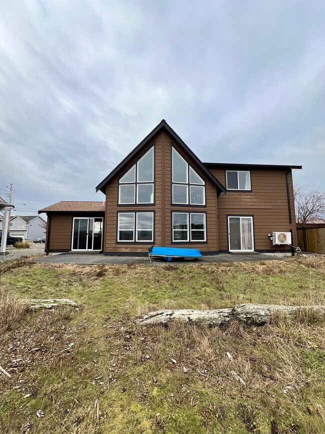 Building Photo - Waterfront 2 Bedroom Home in Ferndale!