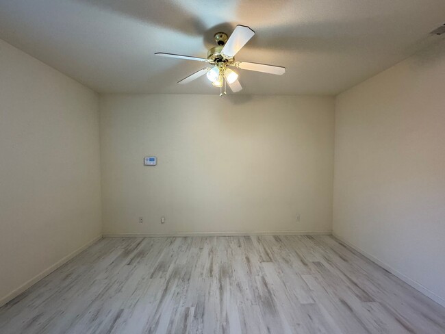Building Photo - Huge 4 Bedroom + Den, 3 Bath Southside Hom...