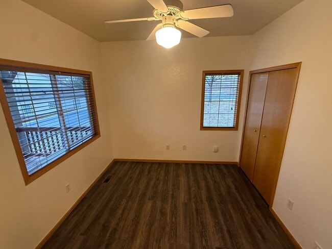 Building Photo - Beautiful 3-Level Corner Unit Townhouse with Garage