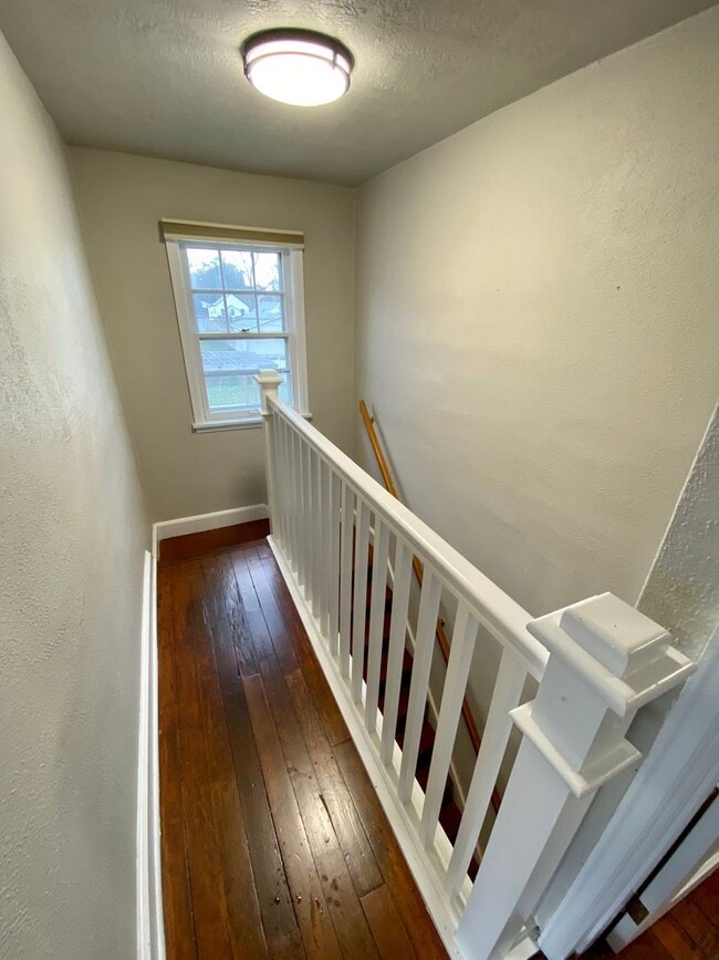 Building Photo - Charming 3 bed 1 bath House with Tons of Updates and Private Backyard!