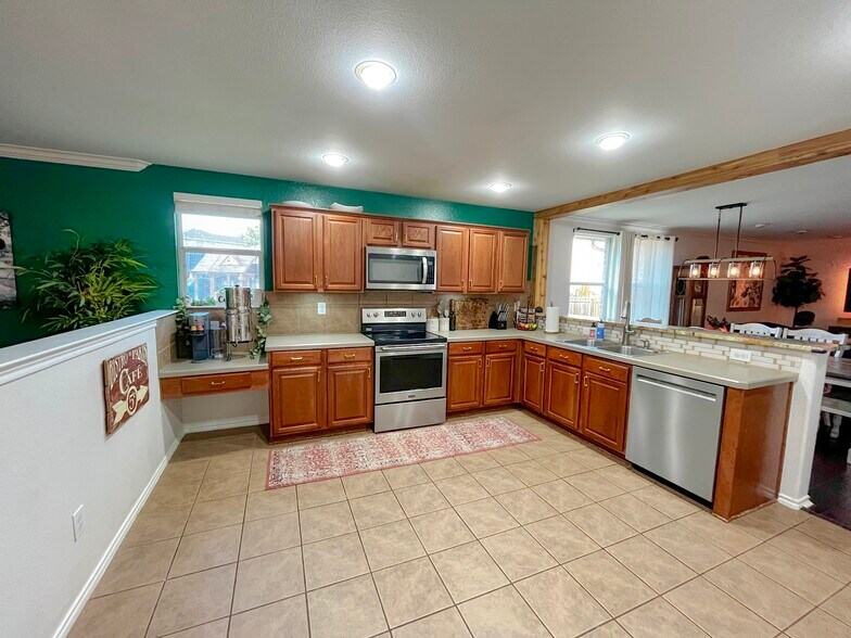 Building Photo - 13183 Cowper Dr