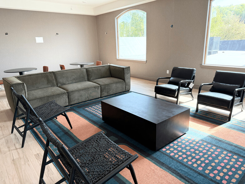 Club room - 215 Newark Pompton Tpke