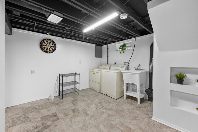 Building Photo - 2009 Sharon St