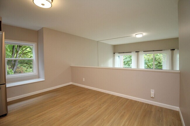 Building Photo - Fully Remodeled 3 Bedroom/2.5 Bathroom Lak...