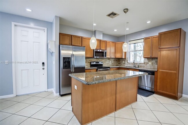Building Photo - 2938 St Thomas Dr