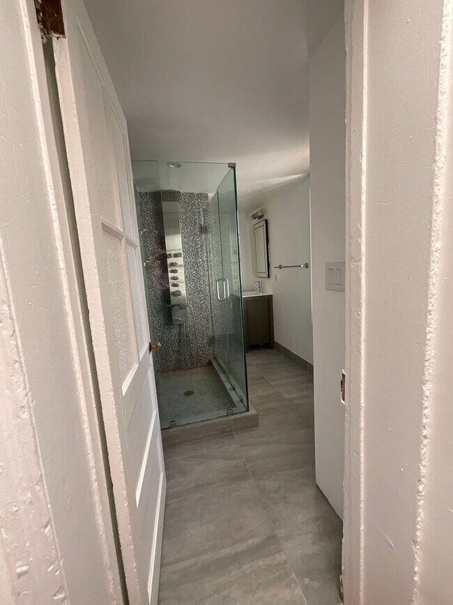 Building Photo - 624 Catharine St