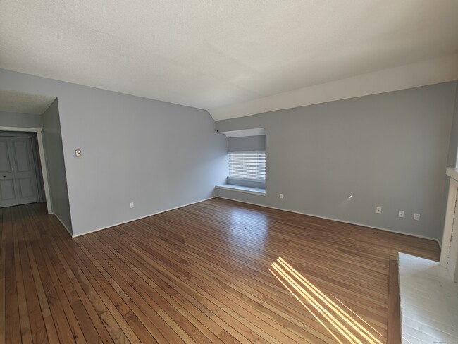 Building Photo - 351 Heritage Vlg
