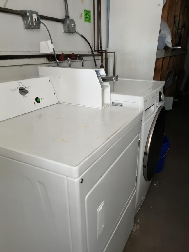 Building Photo - 222 Somerset L