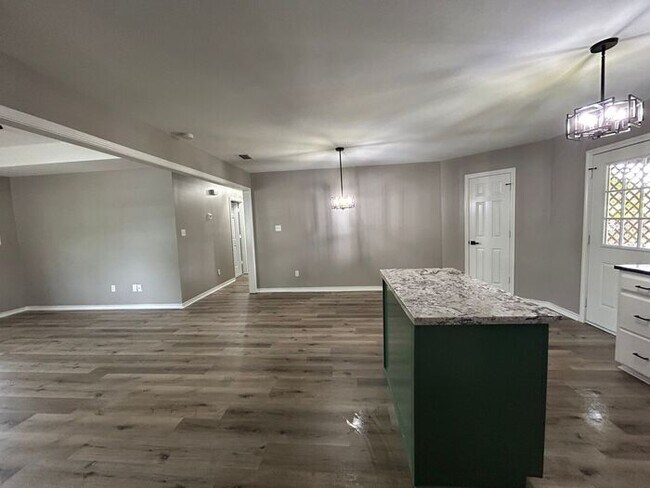 Building Photo - Lakeside Dream Home: Fully Remodeled 4BD/2BA Near Loop 323