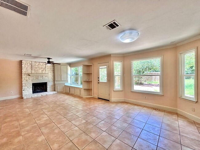 Building Photo - Beautiful and Spacious 3 BR / 2.5 BA Home ...