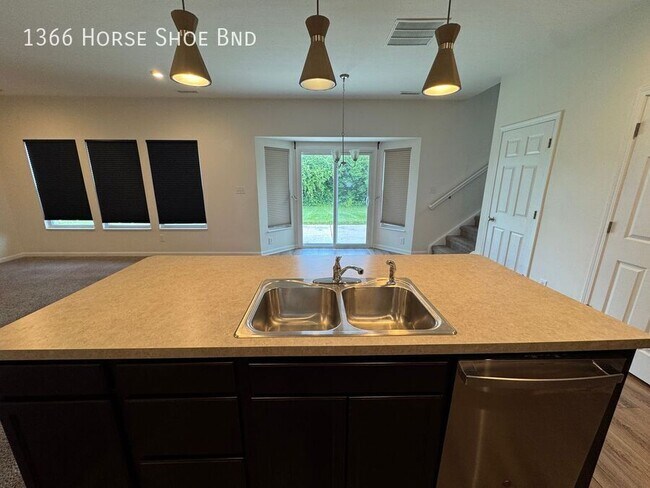 Building Photo - 1366 Horse Shoe Bnd