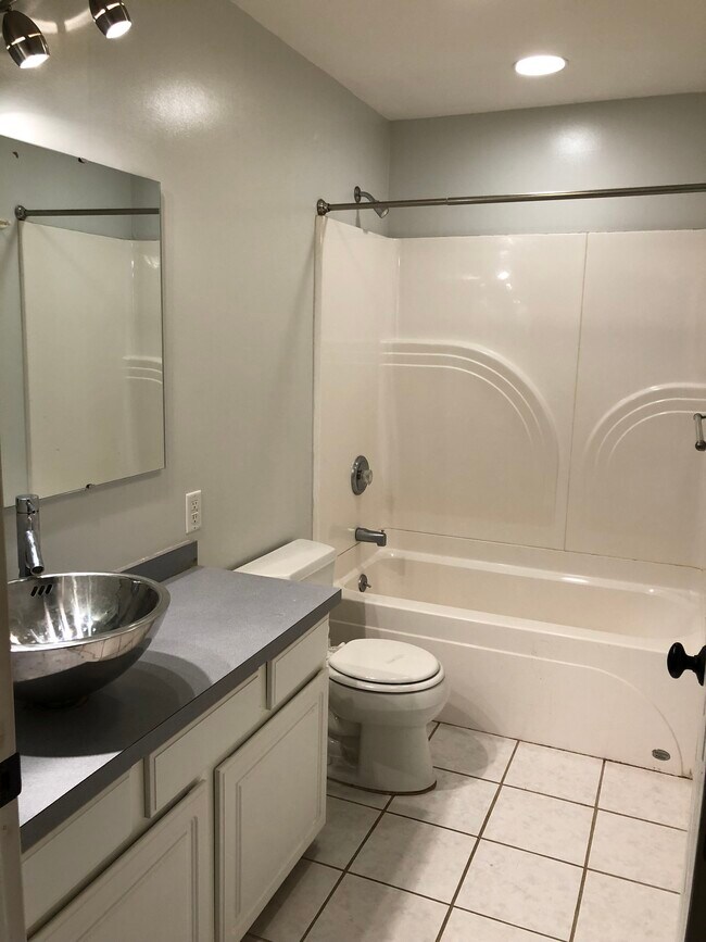 2nd bathroom - 506 W Sheridan Ave