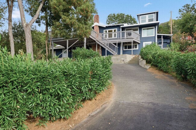 Building Photo - 3 Bed/2.5 Bath Multilevel Home with Amazin...