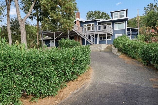 Building Photo - 3 Bed/2.5 Bath Multilevel Home with Amazing Views!