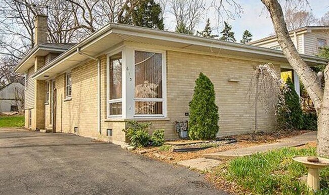 Primary Photo - 613 St Charles Rd