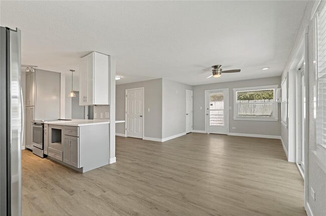 Building Photo - 8441 Bayshore Dr