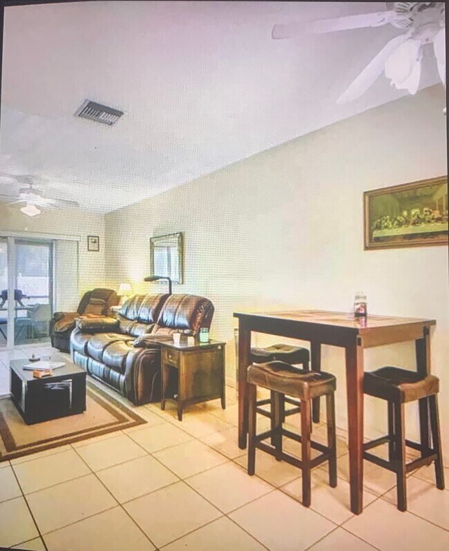 Building Photo - 4608 SE 4th Pl