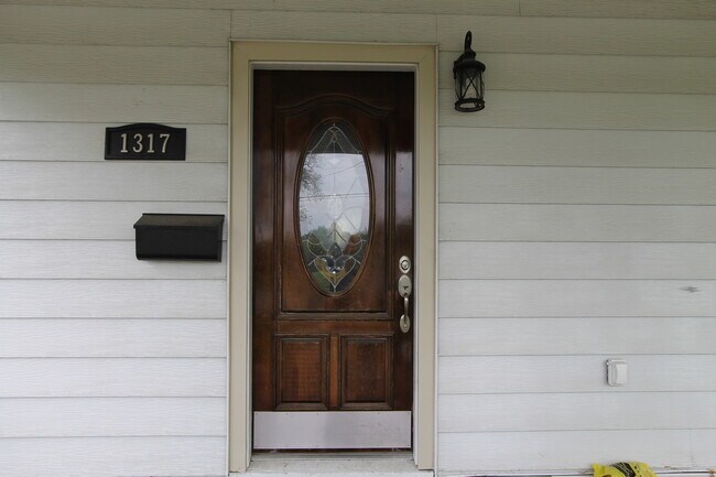 Building Photo - HUGE Historic Home with amazing fenced in yard and golf course views!