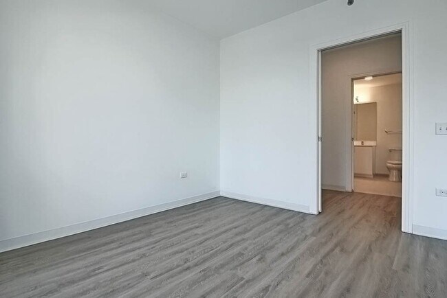 Building Photo - 801 W Van Buren St