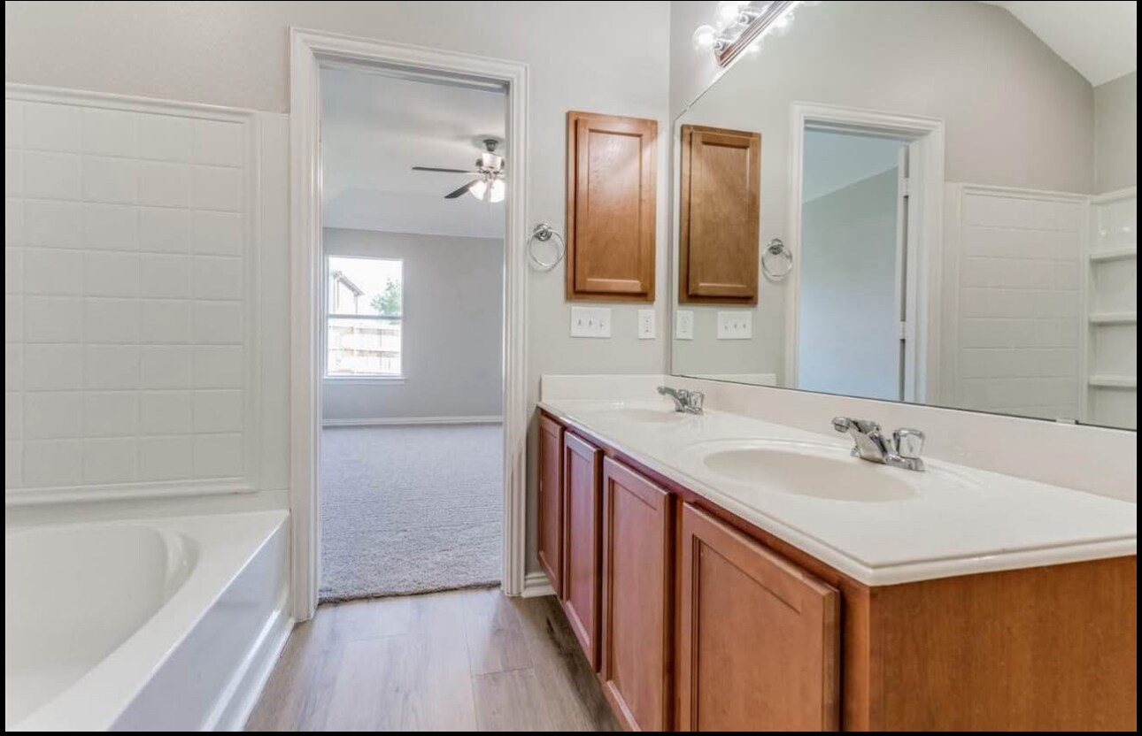 Building Photo - 513 Creekside Dr