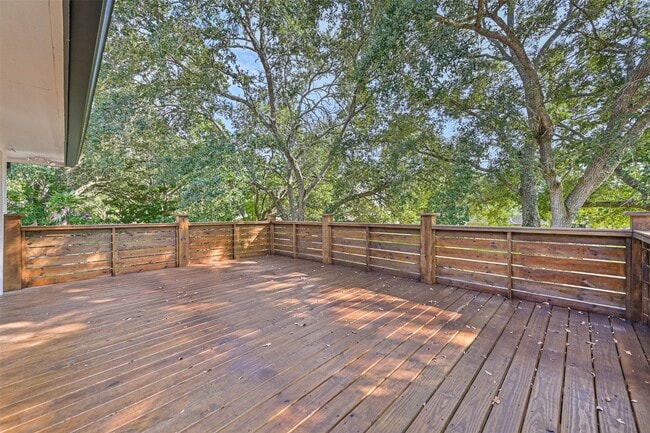 Building Photo - 1207 Thomas Dr