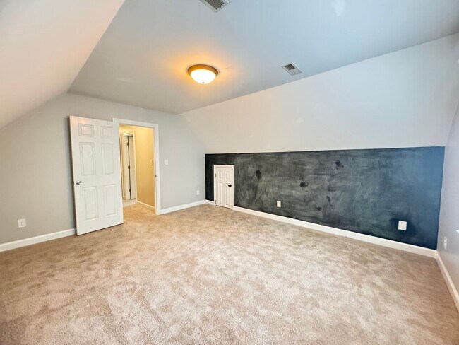 Building Photo - Spacious 4BR 2.5BA Home in Adams Farm with...