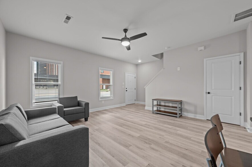 Building Photo - 113 E 9th St
