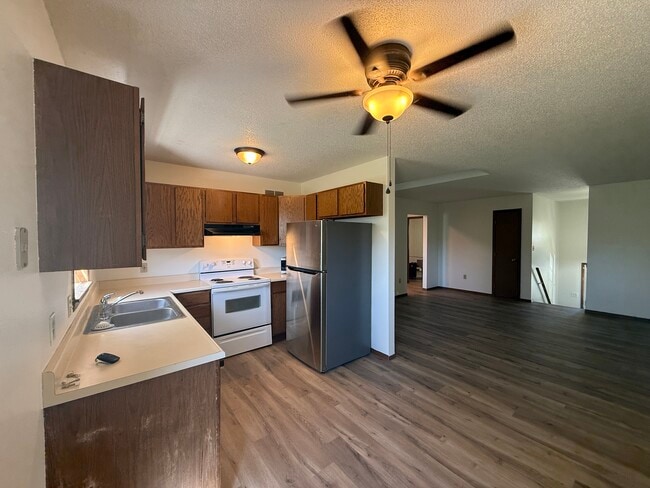 Building Photo - 1012 Castlewood Dr