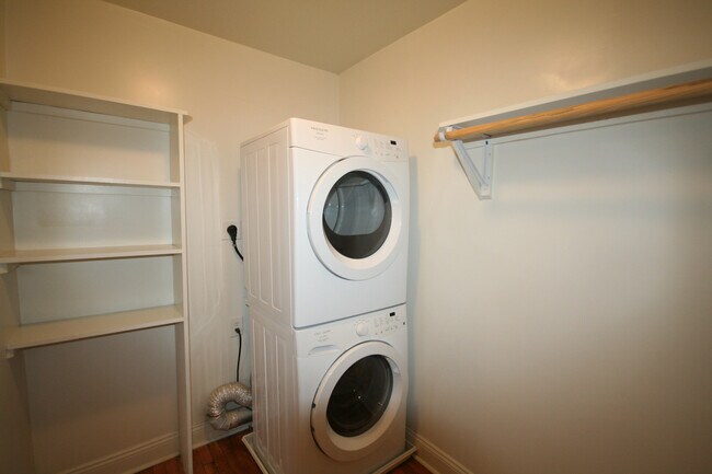 Building Photo - Perfect Floorplan! Walltown Duplex with All Appliances and Fenced Yd