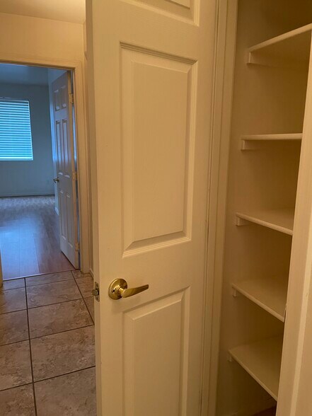 Building Photo - 1079 E Susan Ln