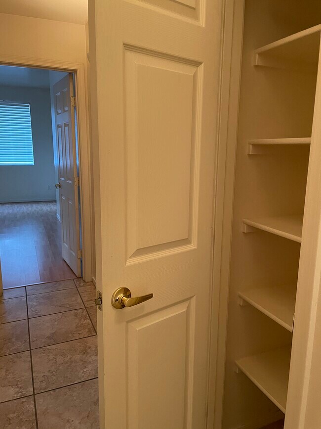 Building Photo - 1079 E Susan Ln