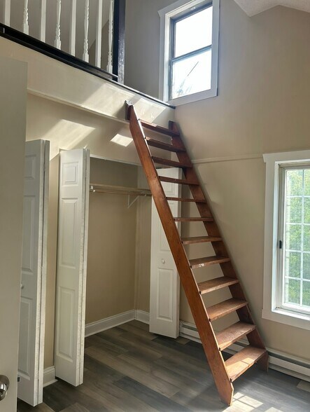 Building Photo - 10102 Main St