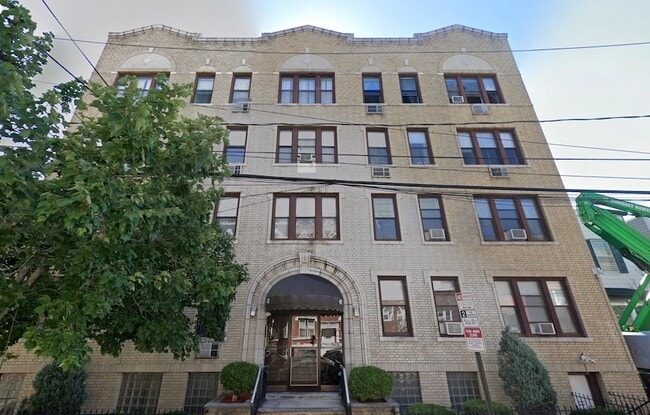 Building Photo - 42 Van Wagenen Ave