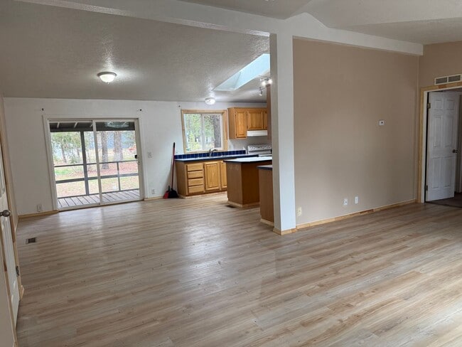 Building Photo - Open floor plan-Lots of upgrades