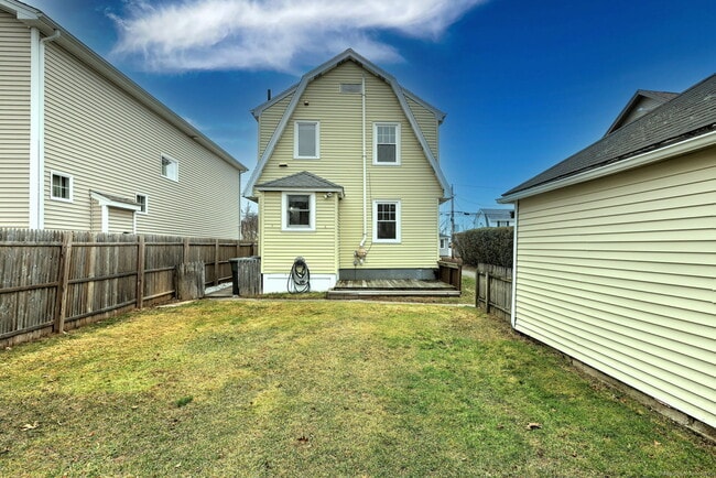 Building Photo - 18 Cowles St