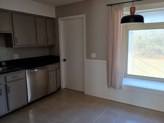 Building Photo - "Charming and Newly Updated 2-Bed Duplex R...