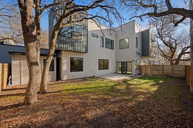 Building Photo - 910 Nalide St