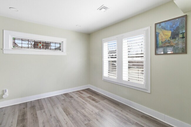 Building Photo - 925 Plainfield Ave