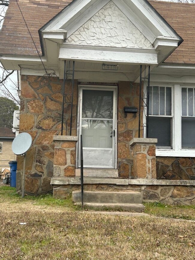 Building Photo - 1417 W 11th St