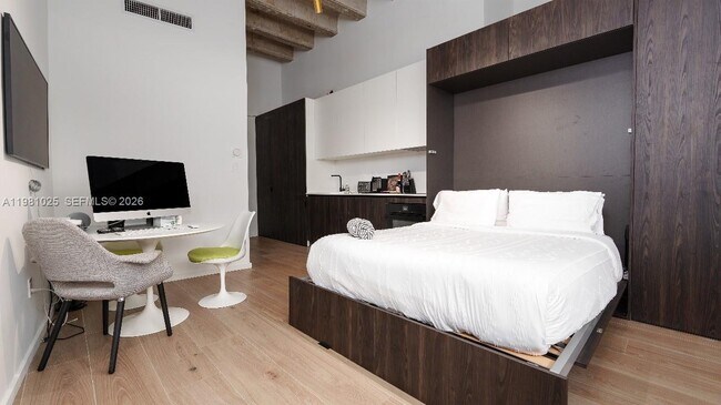 Building Photo - 5255 Collins Ave